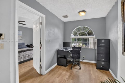 House in Pembroke Pines, Florida 4 bedrooms, 211.45 sq.m. № 2265397 - photo 23