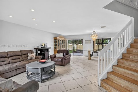 House in Pembroke Pines, Florida 4 bedrooms, 211.45 sq.m. № 2265397 - photo 6