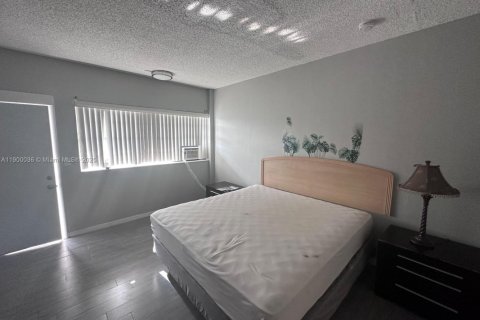 Condo in Hallandale Beach, Florida  № 1952632 - photo 7