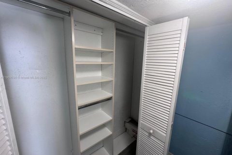 Condo in Hallandale Beach, Florida  № 1952632 - photo 8