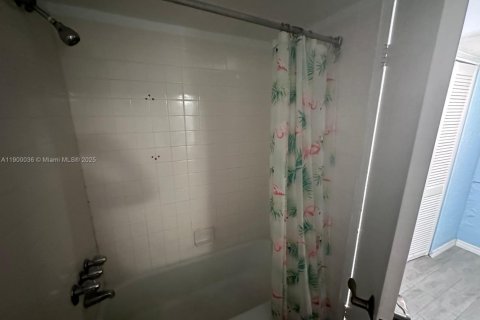 Condo in Hallandale Beach, Florida  № 1952632 - photo 6