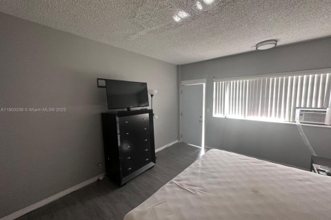 Condo in Hallandale Beach, Florida  № 1952632 - photo 9