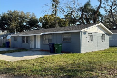 Commercial property in Tampa, Florida 4 bedrooms, 140.47 sq.m. № 1531222 - photo 1