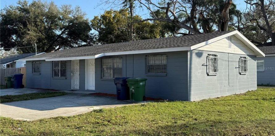 Commercial property in Tampa, Florida 4 bedrooms, 140.47 sq.m. № 1531222