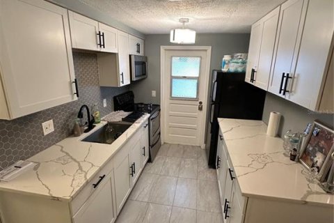 Commercial property in Tampa, Florida 4 bedrooms, 140.47 sq.m. № 1531222 - photo 6