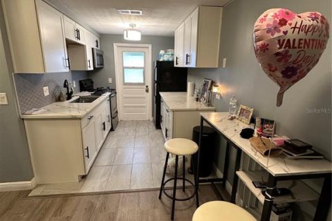 Commercial property in Tampa, Florida 4 bedrooms, 140.47 sq.m. № 1531222 - photo 5