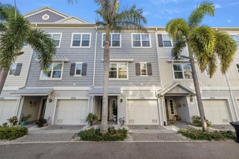 Townhouse in Saint Petersburg, Florida 3 bedrooms, 178.37 sq.m. № 1622368 - photo 2
