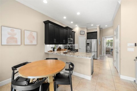 Townhouse in Saint Petersburg, Florida 3 bedrooms, 178.37 sq.m. № 1622368 - photo 13