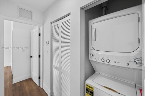 Appartement à louer à Miami, Floride: 2 chambres, 1487.55 m2 № 2385030 - photo 6