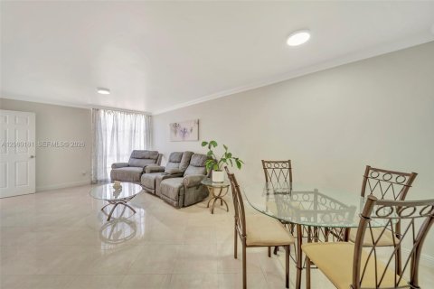 Copropriété à louer à Sunny Isles Beach, Floride: 1 chambre, 67.35 m2 № 2264643 - photo 2