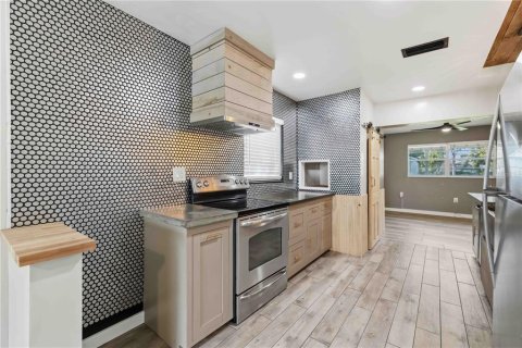 Immobilier commercial à vendre à Bradenton, Floride: 4 chambres, 210.7 m2 № 2388544 - photo 8