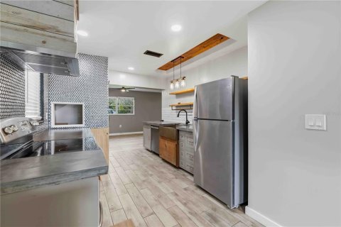 Immobilier commercial à vendre à Bradenton, Floride: 4 chambres, 210.7 m2 № 2388544 - photo 9
