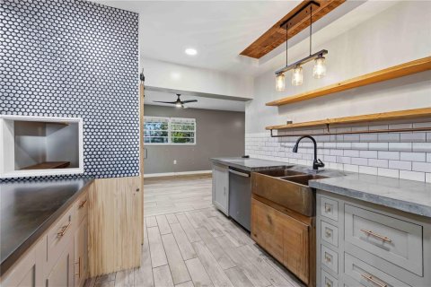 Immobilier commercial à vendre à Bradenton, Floride: 4 chambres, 210.7 m2 № 2388544 - photo 10