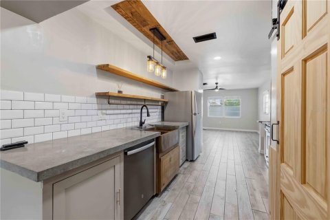 Immobilier commercial à vendre à Bradenton, Floride: 4 chambres, 210.7 m2 № 2388544 - photo 11