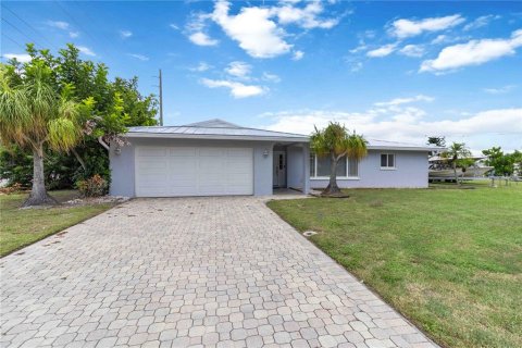 House in Englewood, Florida 3 bedrooms, 149.29 sq.m. № 1901848 - photo 1