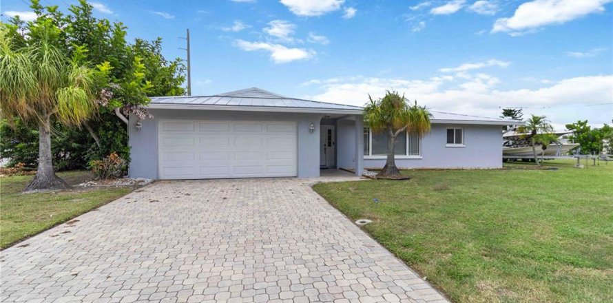 House in Englewood, Florida 3 bedrooms, 149.29 sq.m. № 1901848