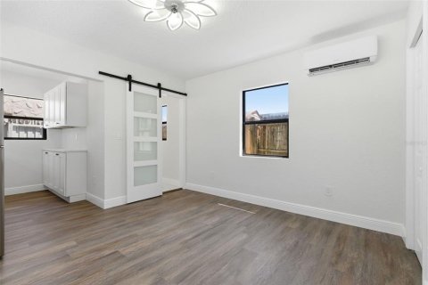Снять в аренду квартиру в Мадейра - Бич, Флорида 4 комнаты, 41.81м2, № 2094464 - фото 4