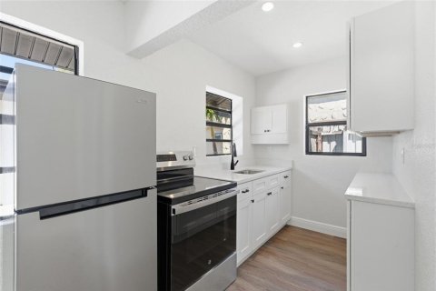 Снять в аренду квартиру в Мадейра - Бич, Флорида 4 комнаты, 41.81м2, № 2094464 - фото 8