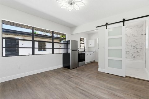 Снять в аренду квартиру в Мадейра - Бич, Флорида 4 комнаты, 41.81м2, № 2094464 - фото 6
