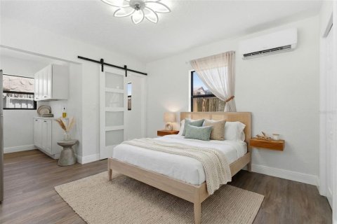 Снять в аренду квартиру в Мадейра - Бич, Флорида 4 комнаты, 41.81м2, № 2094464 - фото 5