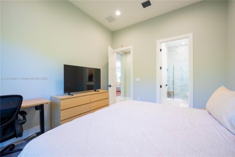 Купить виллу или дом в Палм-Бич-Гарденс, Флорида 5 спален, 408.96м2, № 1974442 - фото 26