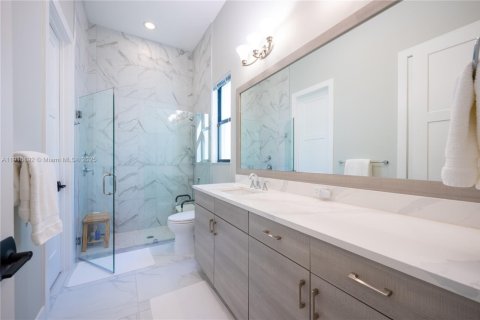 Купить виллу или дом в Палм-Бич-Гарденс, Флорида 5 спален, 408.96м2, № 1974442 - фото 28