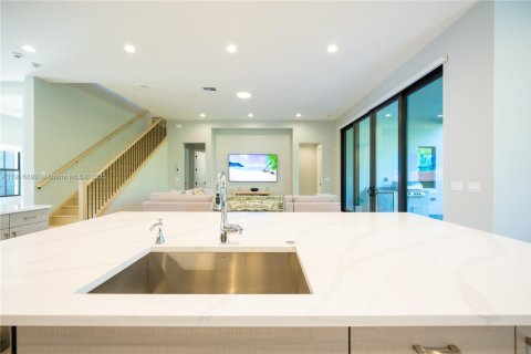 Купить виллу или дом в Палм-Бич-Гарденс, Флорида 5 спален, 408.96м2, № 1974442 - фото 16