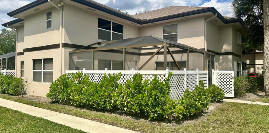 Townhouse in Royal Palm Beach, Florida 2 bedrooms, 129.88 sq.m. № 1182725
