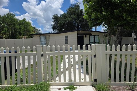 House in Tampa, Florida 4 bedrooms, 95.5 sq.m. № 2210263