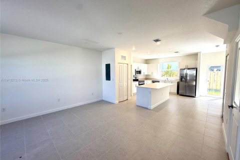 Снять в аренду таунхаус в Флорида-Сити, Флорида 3 спальни, № 1972469 - фото 2