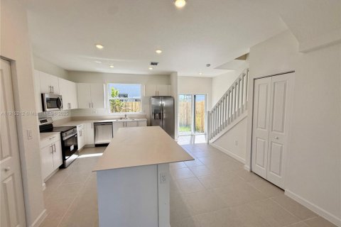 Снять в аренду таунхаус в Флорида-Сити, Флорида 3 спальни, № 1972469 - фото 1