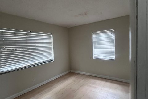 Снять в аренду виллу или дом в Пемброк-Пайнс, Флорида 2 спальни, 79.71м2, № 2027064 - фото 4