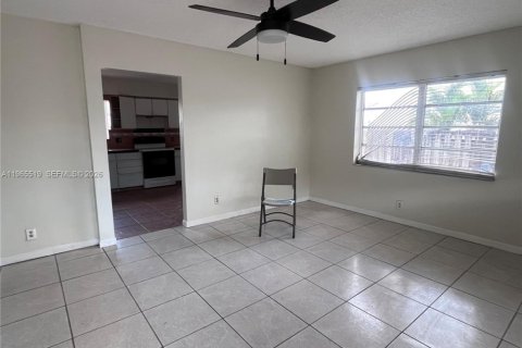 Снять в аренду виллу или дом в Пемброк-Пайнс, Флорида 2 спальни, 79.71м2, № 2027064 - фото 2