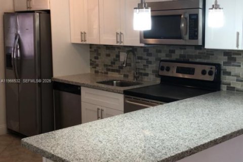 Снять в аренду кондоминиум в Помпано-Бич, Флорида 2 спальни, 81.75м2, № 2028223 - фото 2