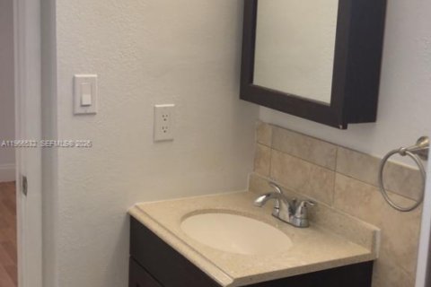 Снять в аренду кондоминиум в Помпано-Бич, Флорида 2 спальни, 81.75м2, № 2028223 - фото 12