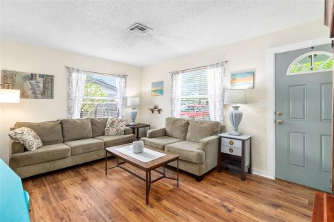 House in Saint Petersburg, Florida 2 bedrooms, 62.43 sq.m. № 2099699 - photo 4