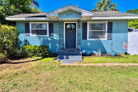 House in Saint Petersburg, Florida 2 bedrooms, 62.43 sq.m. № 2099699