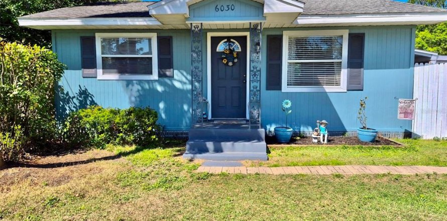 House in Saint Petersburg, Florida 2 bedrooms, 62.43 sq.m. № 2099699
