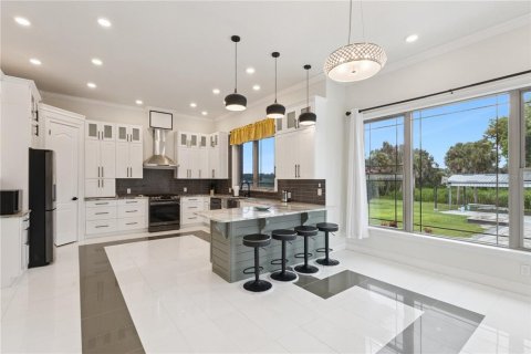 House in Haines City, Florida 4 bedrooms, 375.42 sq.m. № 2308178 - photo 8