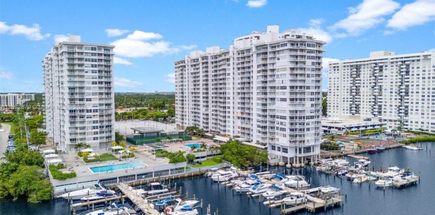 Condominio en Aventura, Florida, 3 dormitorios  № 2037425