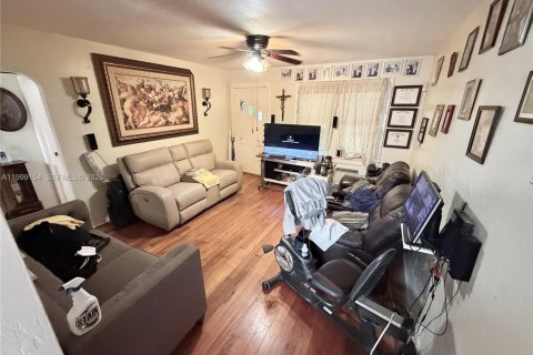 Villa ou maison à vendre à North Miami, Floride: 2 chambres, 70.23 m2 № 2064150 - photo 5