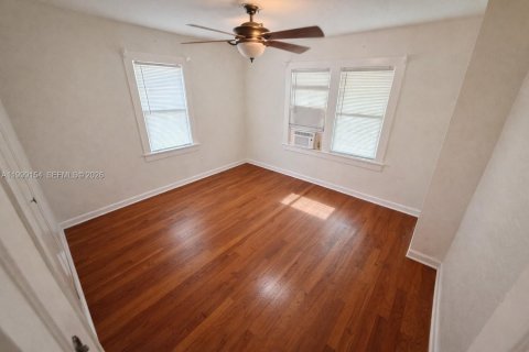 Villa ou maison à vendre à North Miami, Floride: 2 chambres, 70.23 m2 № 2064150 - photo 10
