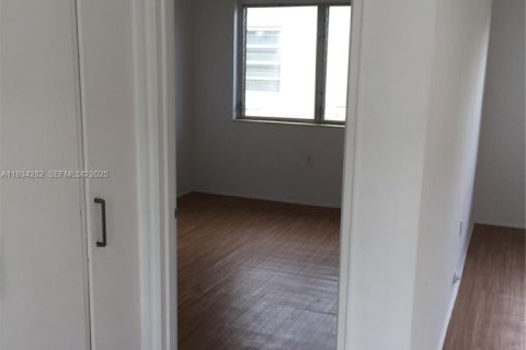 Propiedad comercial en venta en Miami Beach, Florida № 1992656 - foto 9