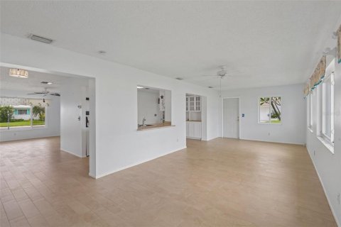 Casa en venta en Pinellas Park, Florida, 2 dormitorios, 153.2 m2 № 2213681 - foto 10