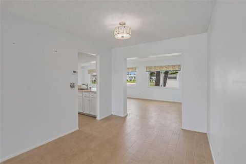 Casa en venta en Pinellas Park, Florida, 2 dormitorios, 153.2 m2 № 2213681 - foto 3