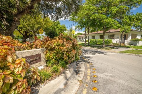 Casa en alquiler en Miami, Florida, 3 dormitorios, 220.18 m2 № 1954280 - foto 12