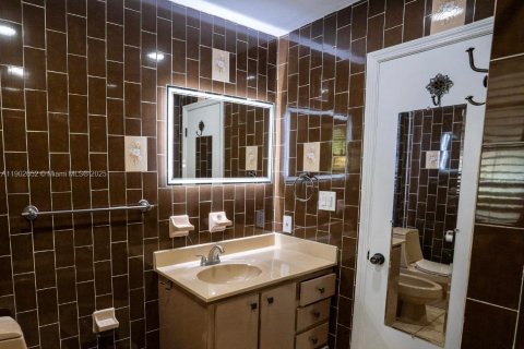 Casa en alquiler en Miami, Florida, 3 dormitorios, 220.18 m2 № 1954280 - foto 21