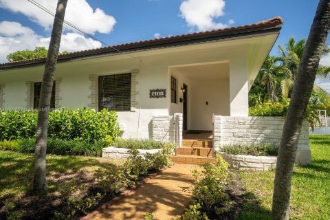 Casa en alquiler en Miami, Florida, 3 dormitorios, 220.18 m2 № 1954280 - foto 2