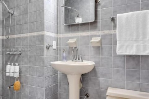 Casa en alquiler en Miami, Florida, 3 dormitorios, 220.18 m2 № 1954280 - foto 22