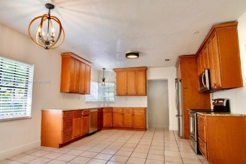 Casa en alquiler en Miami, Florida, 3 dormitorios, 220.18 m2 № 1954280 - foto 8